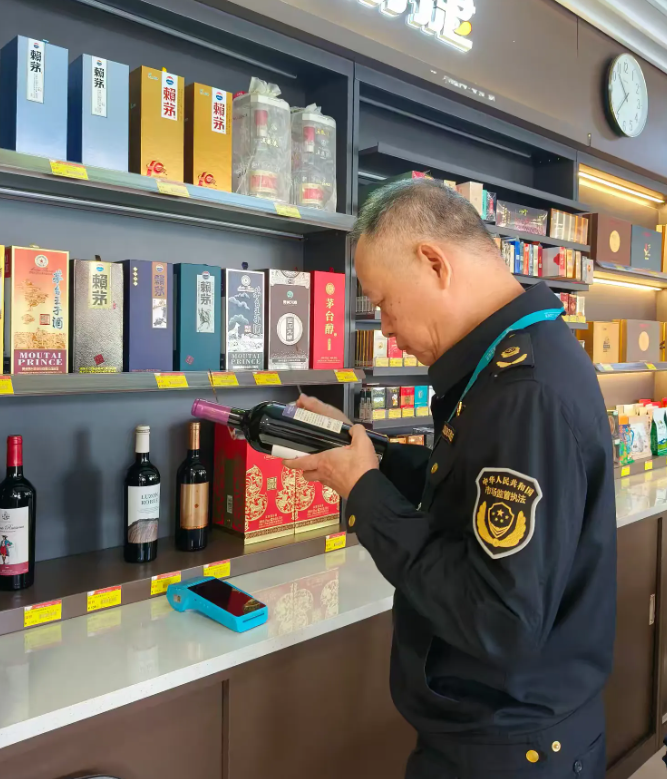 機(jī)場分局重拳出擊 開展進(jìn)口酒類商品專項(xiàng)排查打擊行動(dòng)，筑牢酒類經(jīng)營安全防線